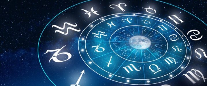 Compatibilidad signos. Representación gráfica de la rueda astrológica con los símbolos del zodíaco alineados en un círculo alrededor de una luna llena central, todo sobre un fondo estrellado del cosmos.