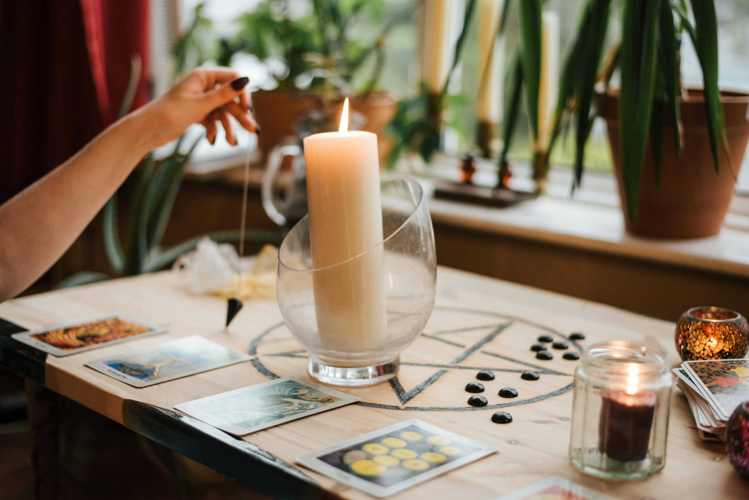 herramientas de la magia, velas, cristales, pentáculo, cádiz, tarot, astrologia, brujas