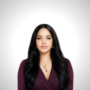 Vidente Angeles. Mujer de cabello largo oscuro, mirada serena y maquillaje natural, con collar dorado de luna y detalles morados, estilo profesional y elegante.