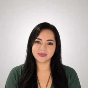 Tamara vidente especialista en sabiduría ancestral. Con 9 años de experiencia, combina el tarot con diferentes herramientas de interpretación para ofrecer lecturas cercanas y orientación en el amor, las finanzas y las decisiones importantes.